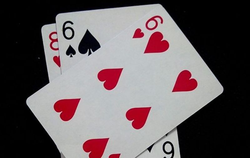 Mỗi người chơi sẽ nhận về tổng cộng 3 lá bài mỗi lần