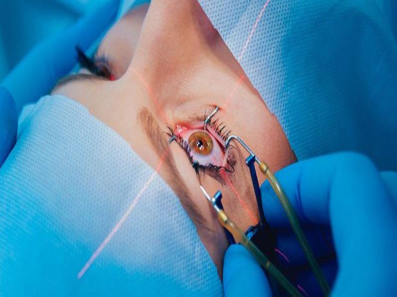 Mắt phải nữ bị giật ở mức độ nặng cần can thiệp phẫu thuật
