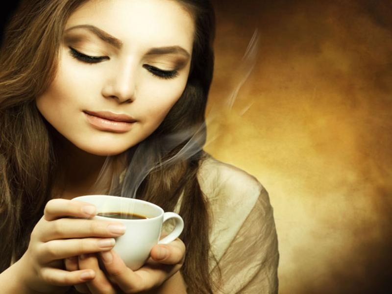 Mắt trái nữ bị giật có thể do uống nhiều cà phê